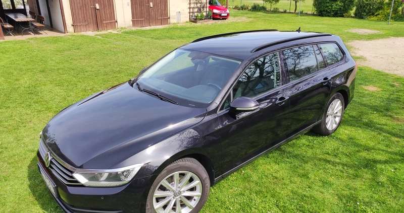 Volkswagen Passat cena 55900 przebieg: 307000, rok produkcji 2017 z Syców małe 137